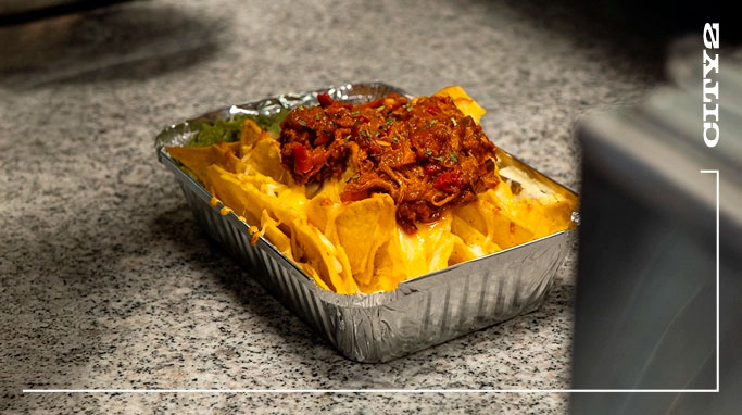 Lækre, sprøde nachos fra El Santo i City2 i Taastrup – toppet med smagfulde ingredienser og mexicansk kærlighed.